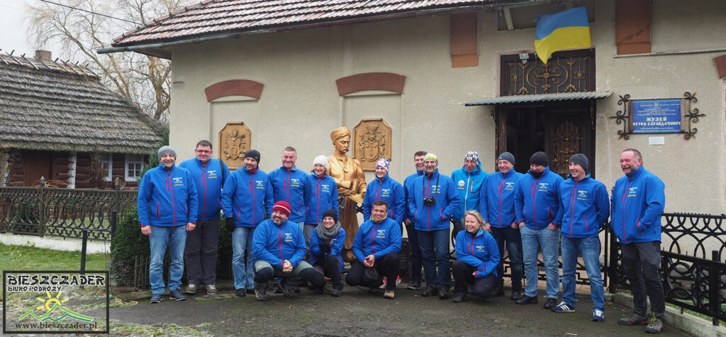 Ubrania firmowe i część Załogi Biura Podróży Bieszczader na wycieczce szkoleniowo-integracyjnej do Truskawca na Ukrainie.