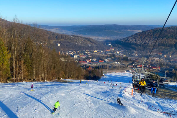 USTRZYKI NARTY - wyciąg narciarski GROMADZYŃ w Bieszczadach zimą