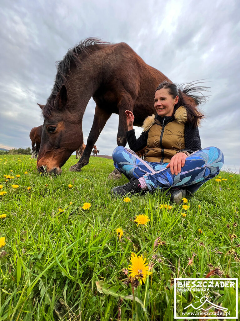Na pierwszej trawie w 2023 - koń Pers i właścicielka Madzia