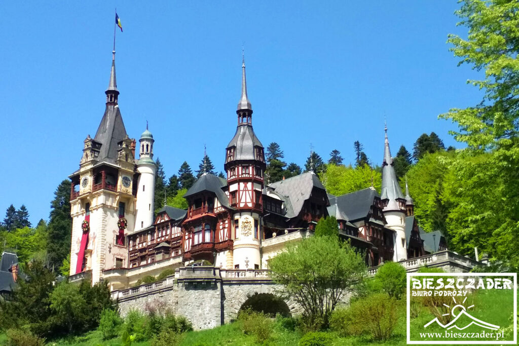 PAŁAC SINAIA Castelul Peleș – jedna z największych atrakcji podczas wycieczek po Rumunii - to dawna rezydencja królów Rumunii.