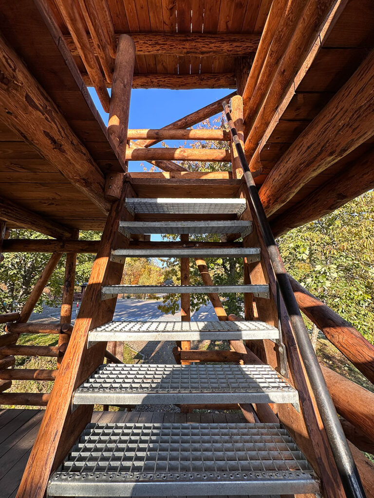 Metalowe schody zamontowane na wieży widokowej na Przełęczy Przysłup w Bieszczadach.
