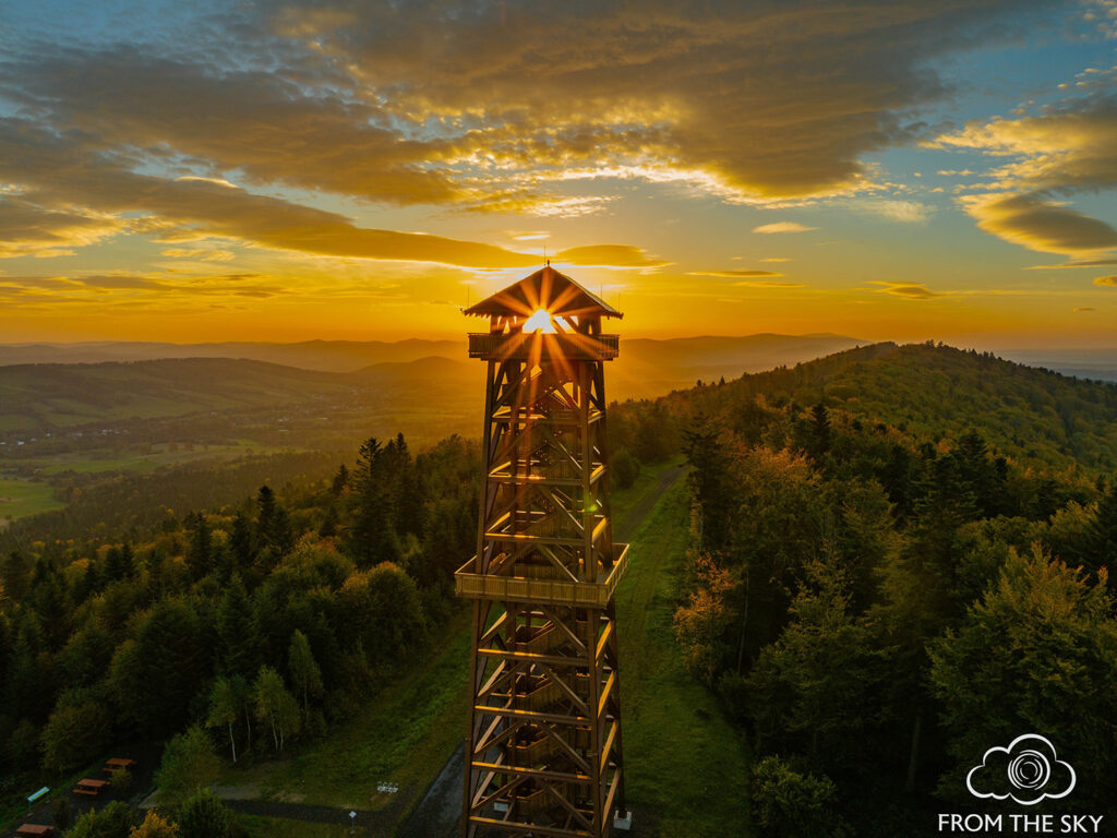 Wschód słońca w Bieszczadach na drewnianej wieży widokowej na górze Holica w paśmie górskim Żuków w Bieszczadach koło Ustrzyk Dolnych.