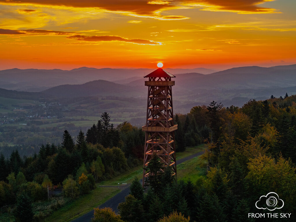 Wschód słońca nad Bieszczadami i drewnianą wieżą na górze Holica w okolicy Ustrzyk Dolnych i Ustianowej.