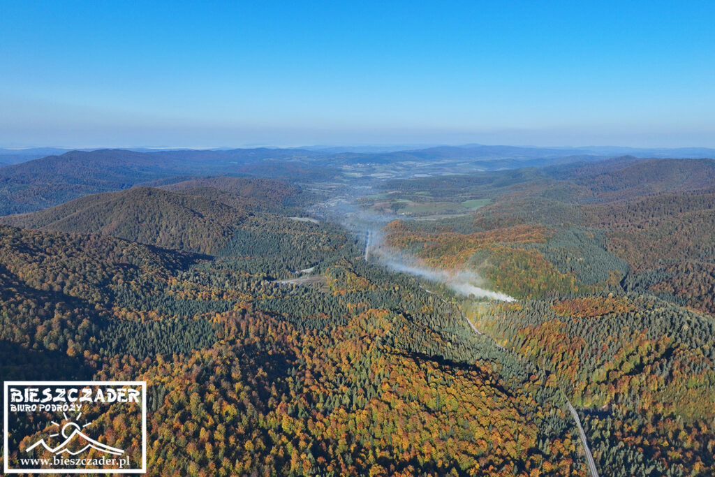 Widok z lotu ptaka nad Przełęczą Przysłup w stronę Maniowa, Woli Michowej, Smolnika z dymem unoszącym się w dolinie z wypału węgla drzewnego.