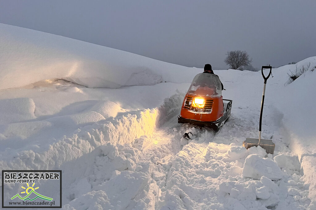 Utwardzanie trasy kuligu śladami pierwszej Bieszczadzkiej Kolejki Leśnej skuterem śnieżnym.