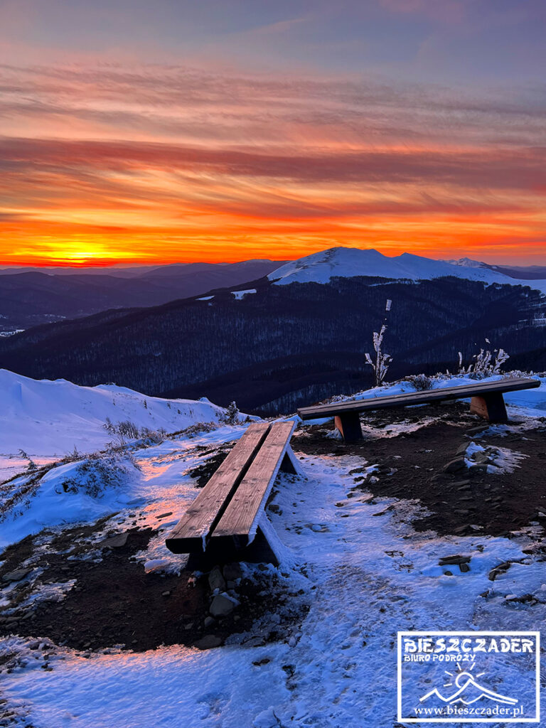Zachód słońca obok Tarnicy 1346m, a podziwiany z góry Rozsypaniec w Bieszczadzkim Parku Narodowym.