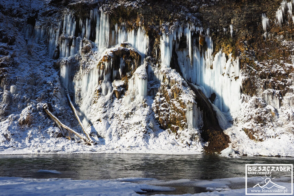 Wodospad i lodospady w Rudawce Rymanowskiej w Beskidzie Niskim - jedna z najciekawszych atrakcji Województwa Podkarpackiego zimą.